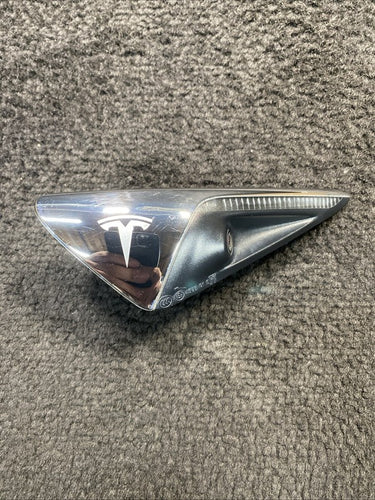 1125106-00-C 16-20 Model 3 S X Left Fender Camera Turn Signal Side Marker OEM 1125106-00-C