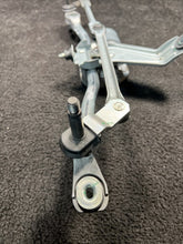 3397021991 2019 Volvo XC90 Front Windshield Wiper Linkage W/ Motor OEM 3397021991