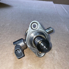 0261520220 2015 Mercedes Benz W218 CL 550 High Pressure Fuel Pump LH. OEM PN:0261520220