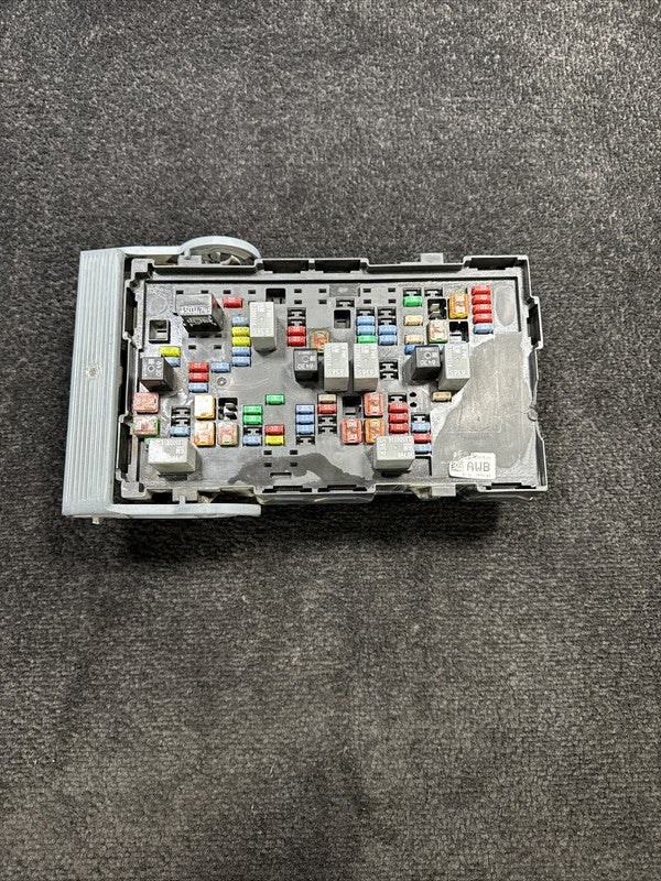 23180744 2014 Chevrolet Silverado Engine Fuse Relay Box OEM