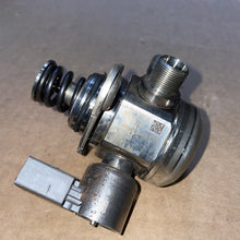 0261520220 2015 Mercedes Benz W218 CL 550 High Pressure Fuel Pump LH. OEM PN:0261520220