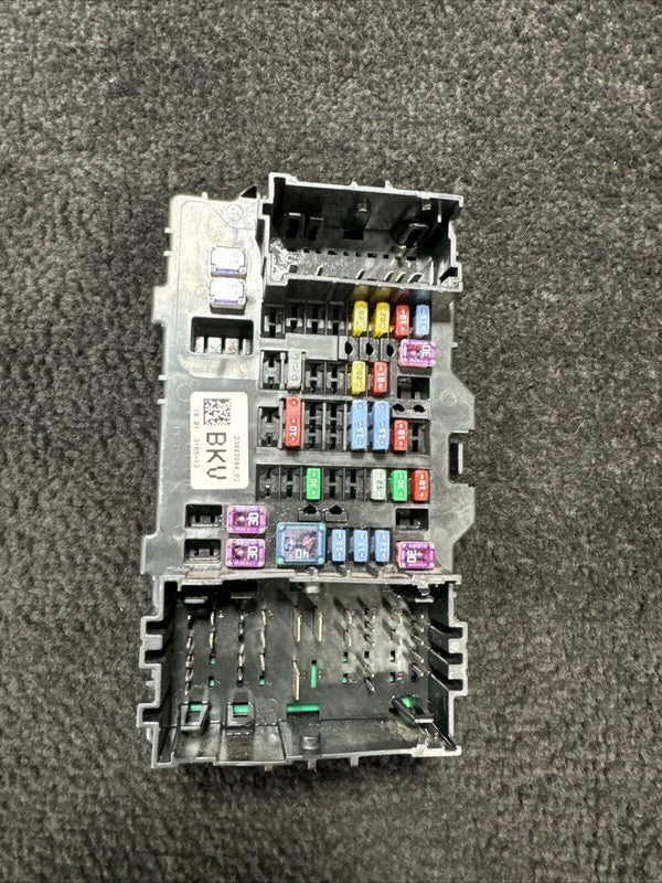 23443944 2016 GMC Sierra 3500 Right Cabin Fuse Relay Box OEM 23443944