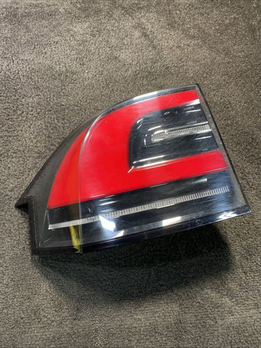 1034332-00-B 16-20 Tesla Model X 100D Rear Left Driver Side Tail Light Lamp OEM 1034332-00-B