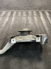 2015 Maserati Ghibli Front Left Spindle Knuckle Wheel Hub OEM 18k