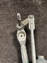 3397021991 2019 Volvo XC90 Front Windshield Wiper Linkage W/ Motor OEM 3397021991