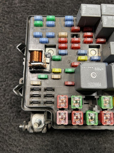 15786043 2006 Cadillac Escalade Engine Fuse Relay Box OEM 15786043