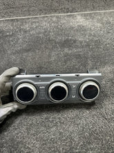 HY32-18D687-LC 2018 Land Rover Discovery Rear Climate Control Panel OEM HY32-18D687-LC