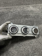 HY32-18D687-LC 2018 Land Rover Discovery Rear Climate Control Panel OEM HY32-18D687-LC