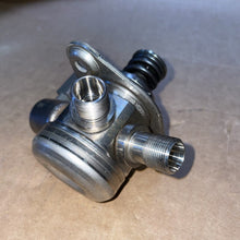 0261520220 2015 Mercedes Benz W218 CL 550 High Pressure Fuel Pump LH. OEM PN:0261520220