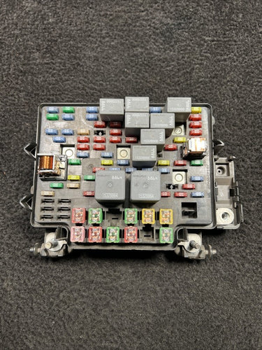 15786043 2006 Cadillac Escalade Engine Fuse Relay Box OEM 15786043