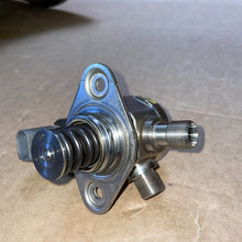 0261520220 2015 Mercedes Benz W218 CL 550 High Pressure Fuel Pump LH. OEM PN:0261520220