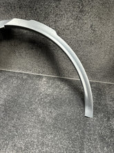 HY32290E23AC 2018 Land Rover Discovery Rear Left Fender Flair Molding OEM HY32290E23AC