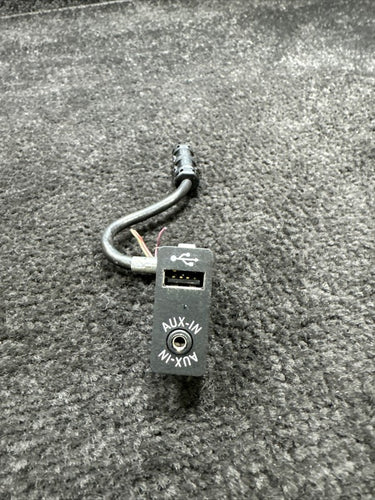 9237653 2013 BMW F10 M5 USB Aux Audio Input Port OEM 9237653