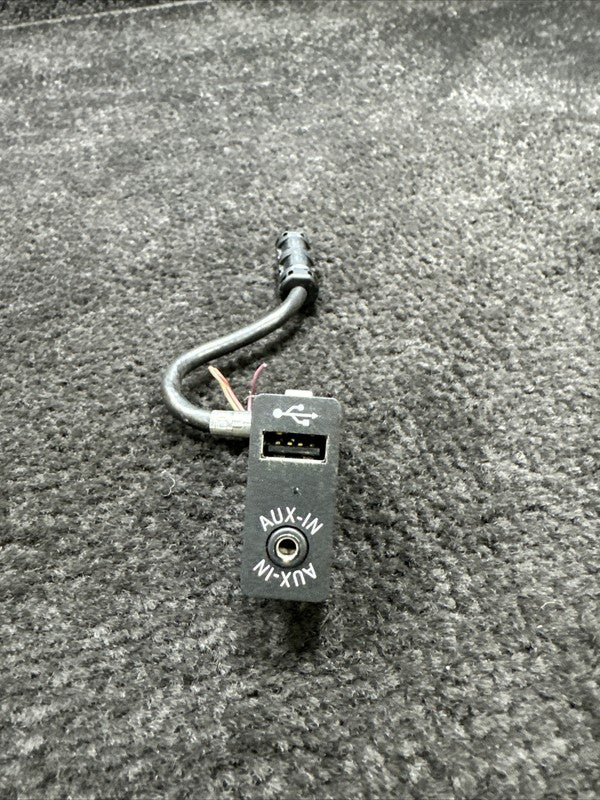 9237653 2013 BMW F10 M5 USB Aux Audio Input Port OEM 9237653